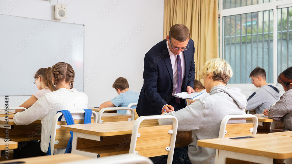 Teacher explains to the students the subject of instruction in the classroom