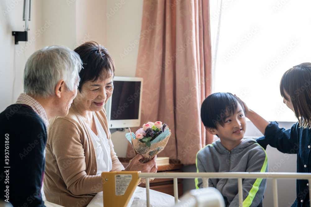 入院しているおばあちゃんとお見舞いに来た家族。ポートレート 入院しているおばあちゃんとお見舞いに来た家族。ポートレート