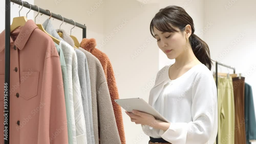 アパレルの在庫管理をする女性 アパレルの在庫管理をする女性