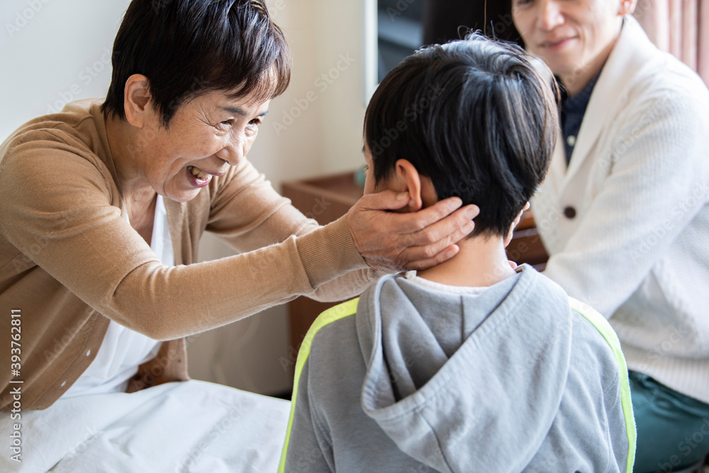 お見舞いに来た孫の頭を撫でる祖母 Stock Photo Adobe Stock