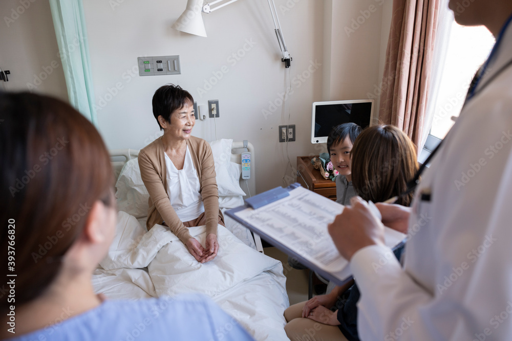 入院患者のおばあちゃんをお見舞いする仲の良い家族と医師 Stock Photo Adobe Stock