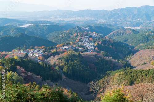 紅葉の奈良県吉野山上千本から蔵王堂を望む2