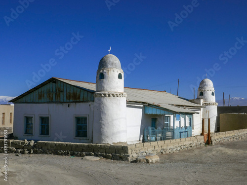 Photography Morning landscape view of bright white sunni mosque in Karakul village, Murghab,