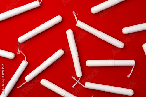 Cuadro en lienzo Pile of female tampons on red background
