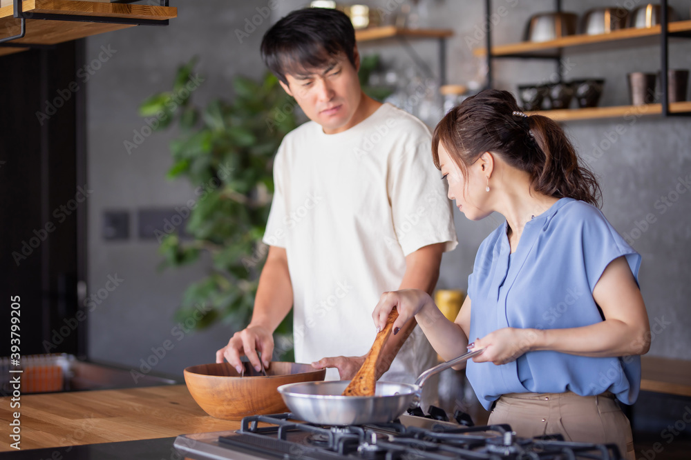 キッチンで喧嘩する男女
キッチンで喧嘩する男女