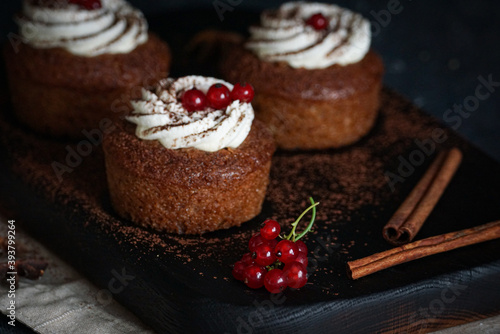  cake with berries