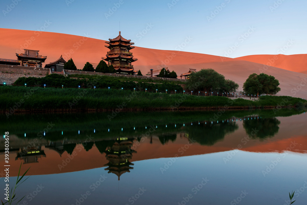 Fototapeta premium 中国甘肃敦煌月牙泉鸣沙山