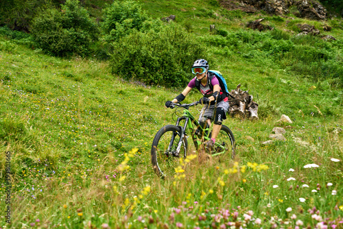 Mountainbiken über Bergblumenwiese