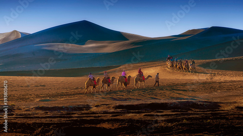 中国甘肃敦煌月牙泉鸣沙山