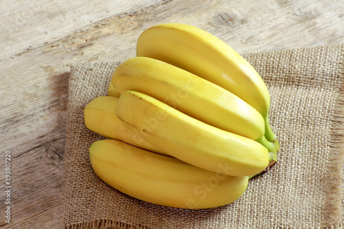 banane sur une table en bois photo