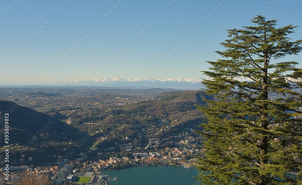 Panorama delle Alpi innevate da un punto panoramico a Brunate.