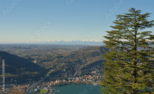 Panorama delle Alpi innevate da un punto panoramico a Brunate.