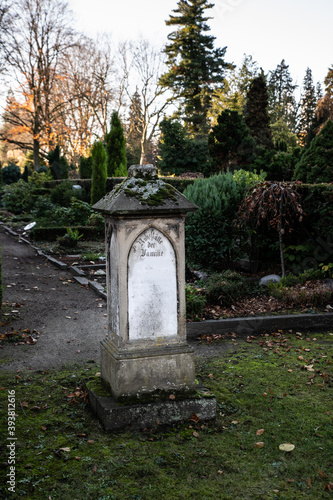 schöner alter antiker Grabstein