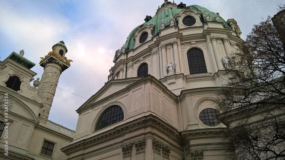 Fototapeta premium Kirche, Wien, Österreich, blauer Himmel, Winter