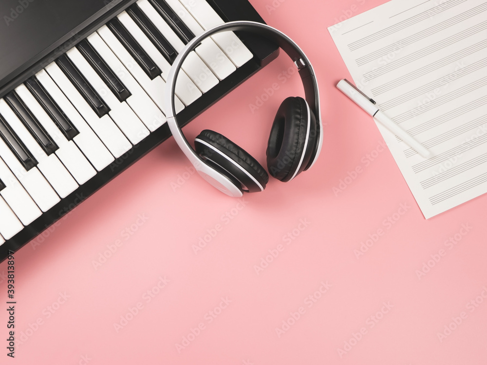 alojamiento Aspirar Kakadu headphones on electric piano, blank music sheet on pink background with copy space.Musician set. foto de Stock | Adobe Stock alojamiento Aspirar Kakadu headphones on electric piano, blank music sheet on pink background with copy space.Musician set. foto de Stock | Adobe Stock