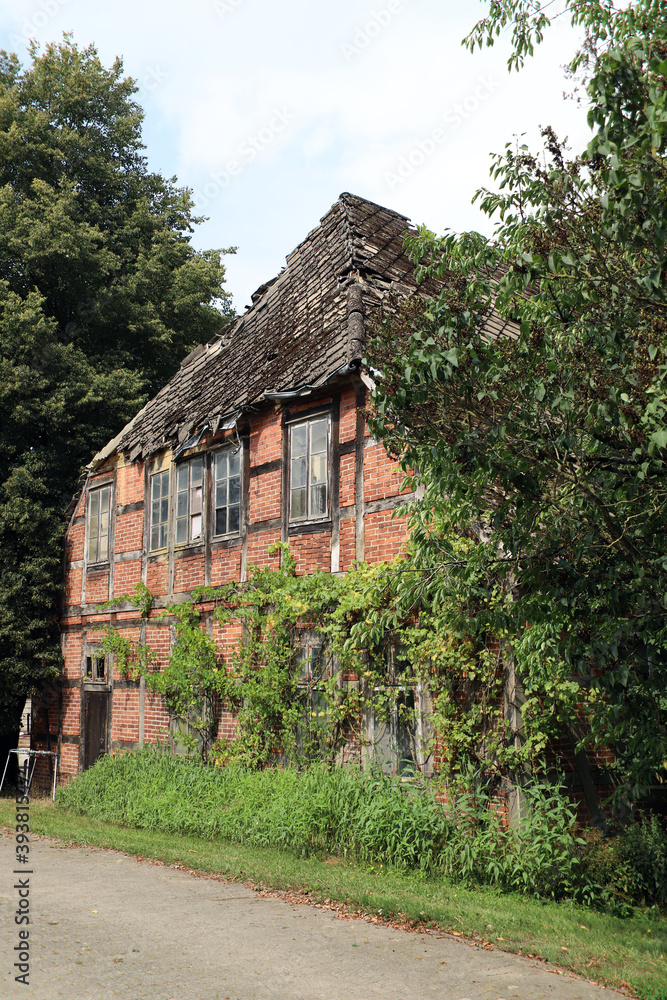 Fototapeta premium nicht mehr genutztes traditionelles Bauernhaus