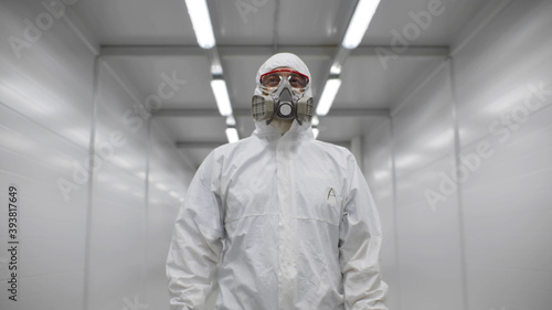 Foto Doctor in protective wear walking along hospital hall.