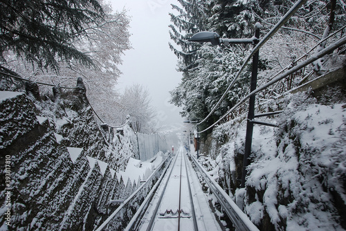 La funicolare Como-Brunate innevata.