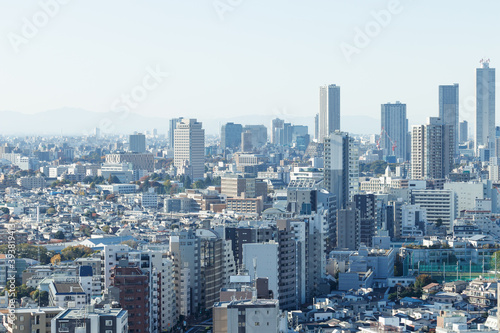 青空を背景に文京区から見た豊島区方面のビル群