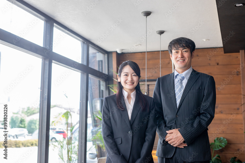男女のビジネスパーソン
男女のビジネスパーソン