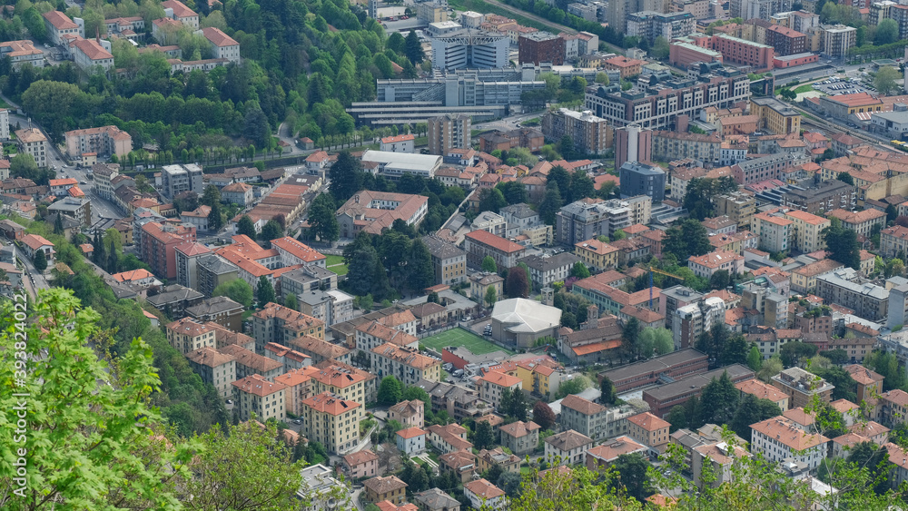 La città di Como vista da un punto panoramico a Brunate.