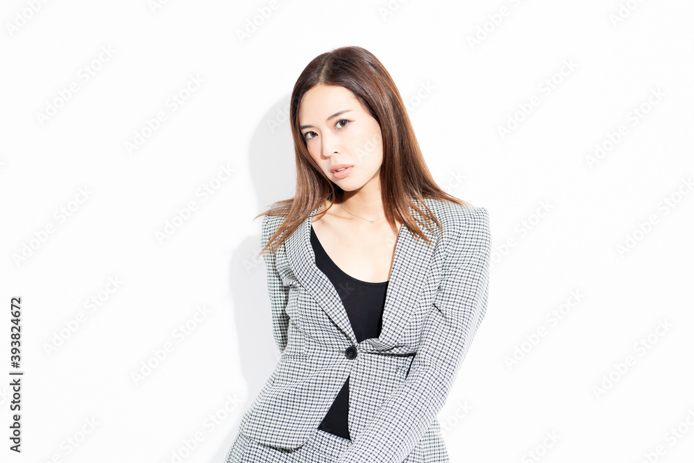 白い背景の前に立ってポーズをとる若いビジネスウーマン
白い背景の前に立ってポーズをとる若いビジネスウーマン
