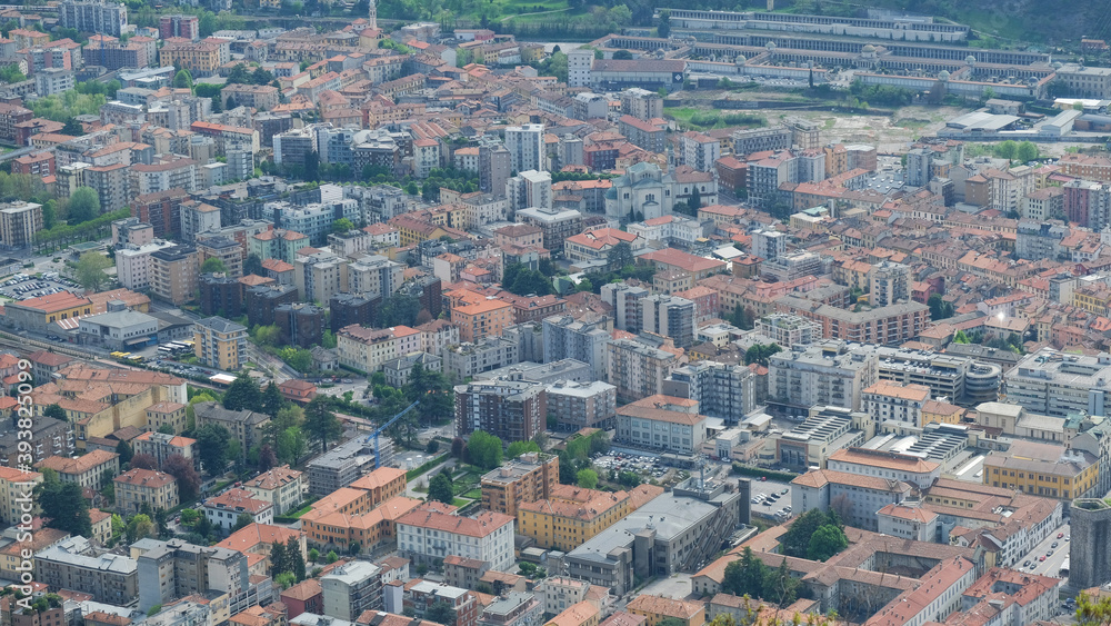 La città di Como vista da un punto panoramico a Brunate.
