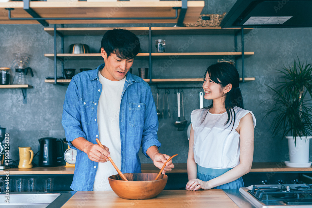 キッチンで料理する夫婦
キッチンで料理する夫婦