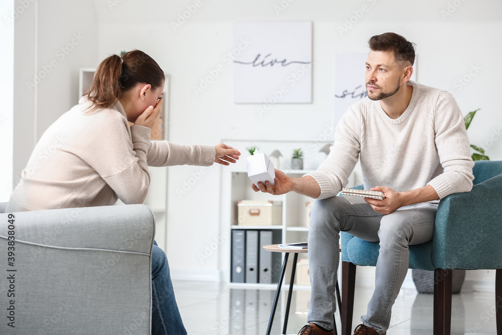 Obraz premium Male psychologist working with young woman in office