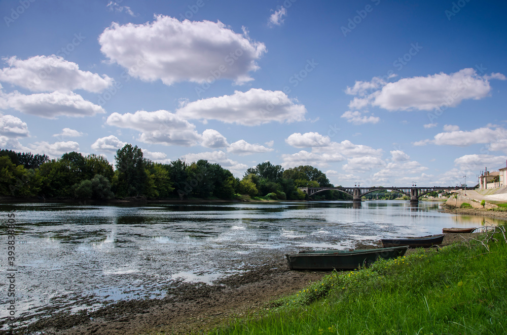 Fluss mit Brücke und Ufer Fluss mit Brücke und Ufer
