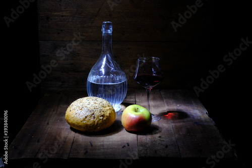 pane fotografato in stile caravaggesco. Cibo su sfondo in legno. Foto ricostruisce la luce caravaggesca