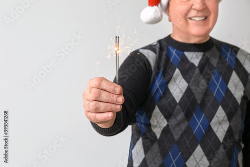 Senior man with Christmas s...
