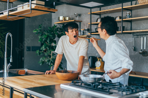 男同士で料理する 