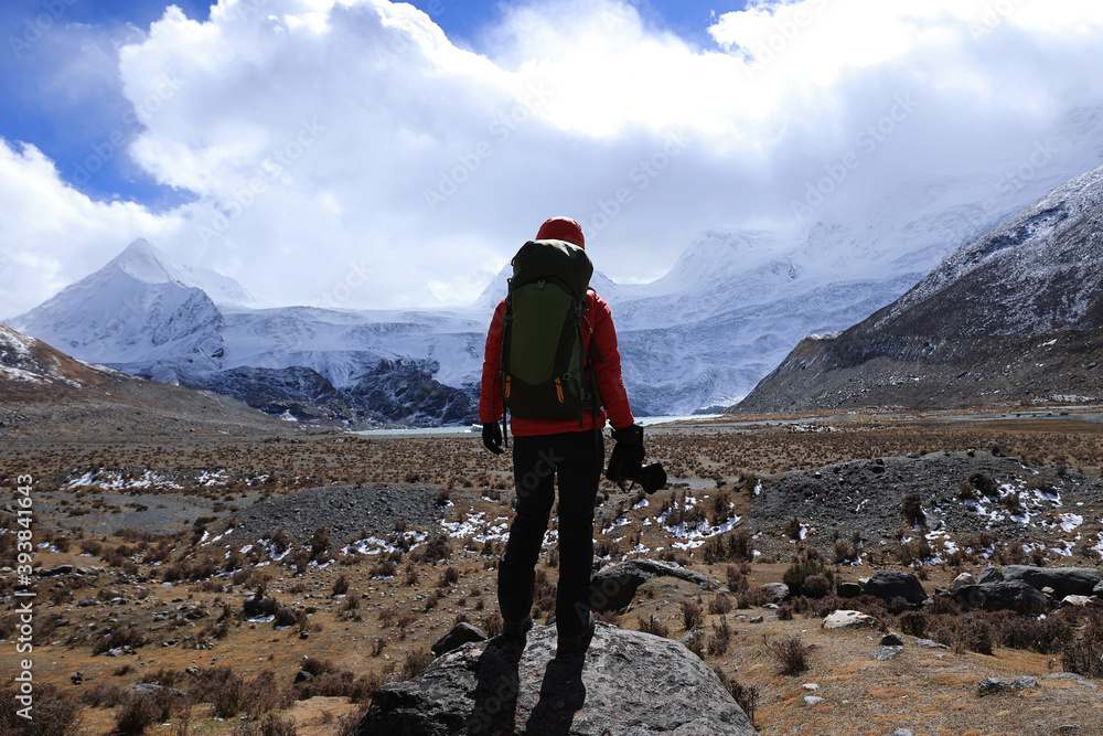 Obraz premium Woman hiker with camera in winter mountains