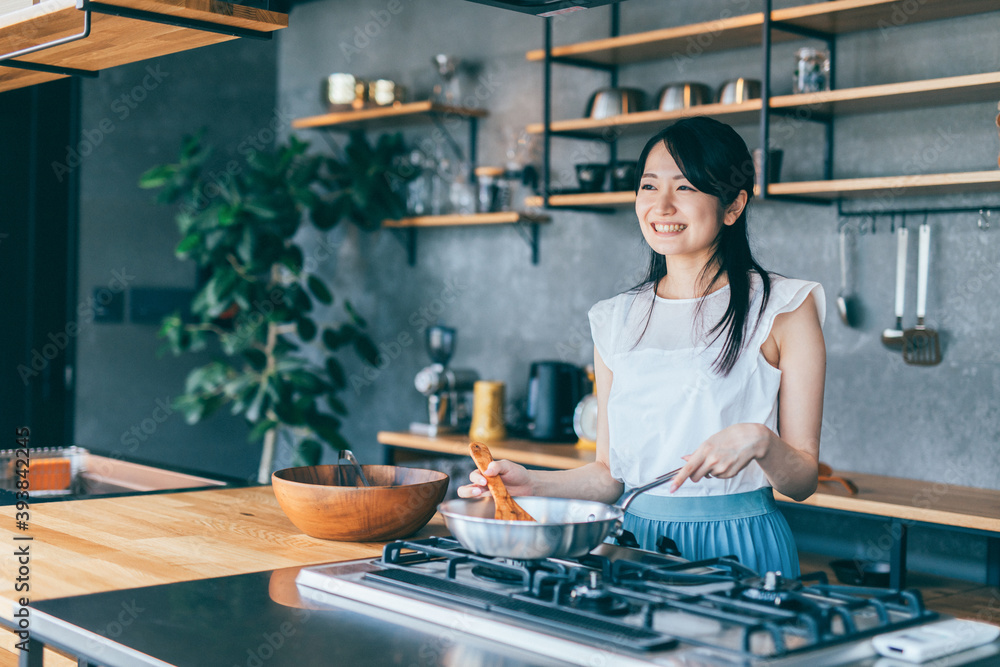 Fototapeta premium 料理を作る女性 