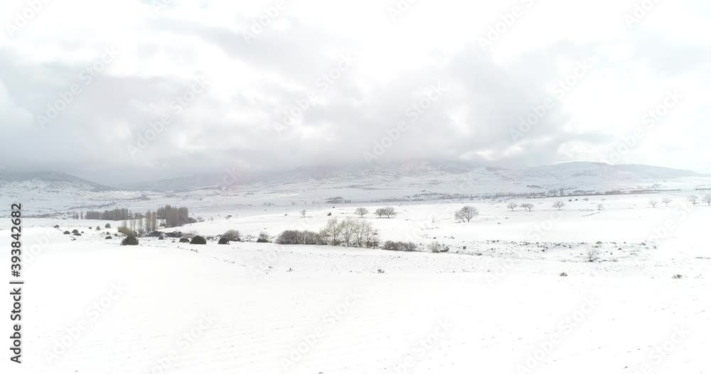 campo con manto de nieve y nubes campo con manto de nieve y nubes