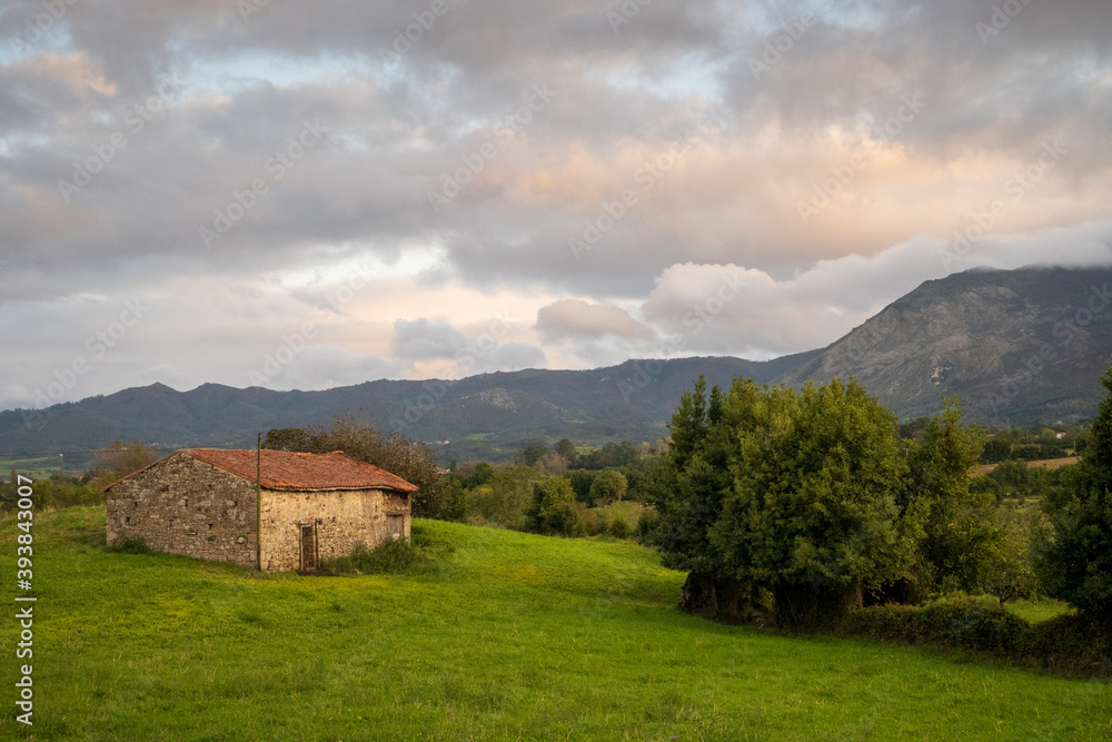 casa de campo, en la campiña Asturiana, España