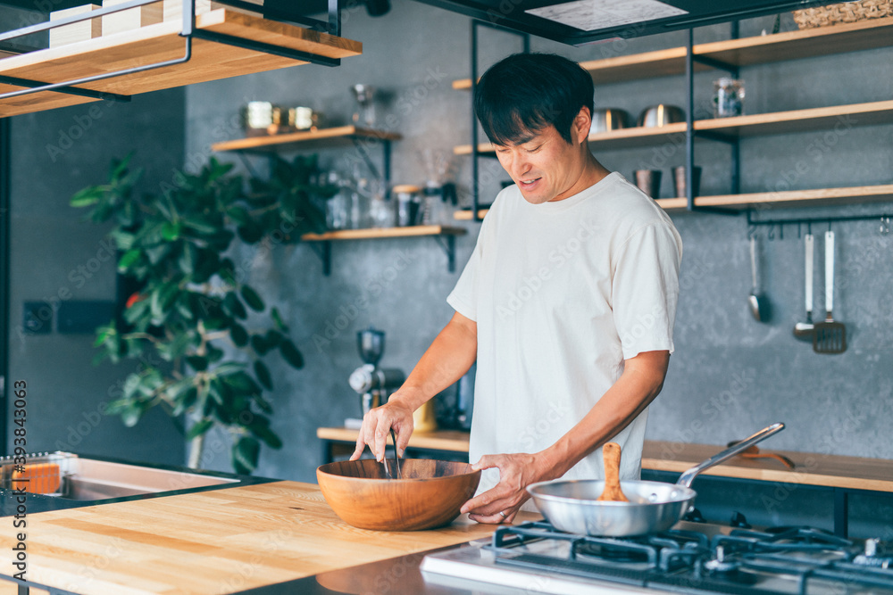料理する男性
料理する男性