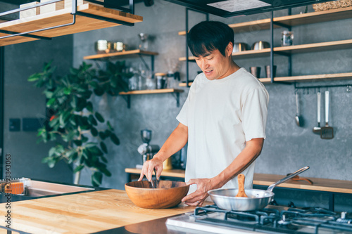 料理する男性 