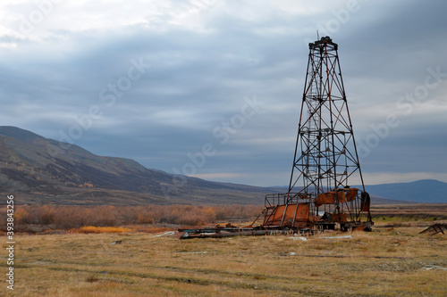 Quadro em tela Abandoned derrick in the mountainous tundra