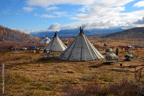 Fotografia Camp of khanty reindeer herders in Malaya Paypudyna river valley