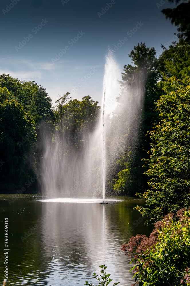 Fontaene mit Gischt an einem Teich im Stadtpark Guetersloh Stock Photo