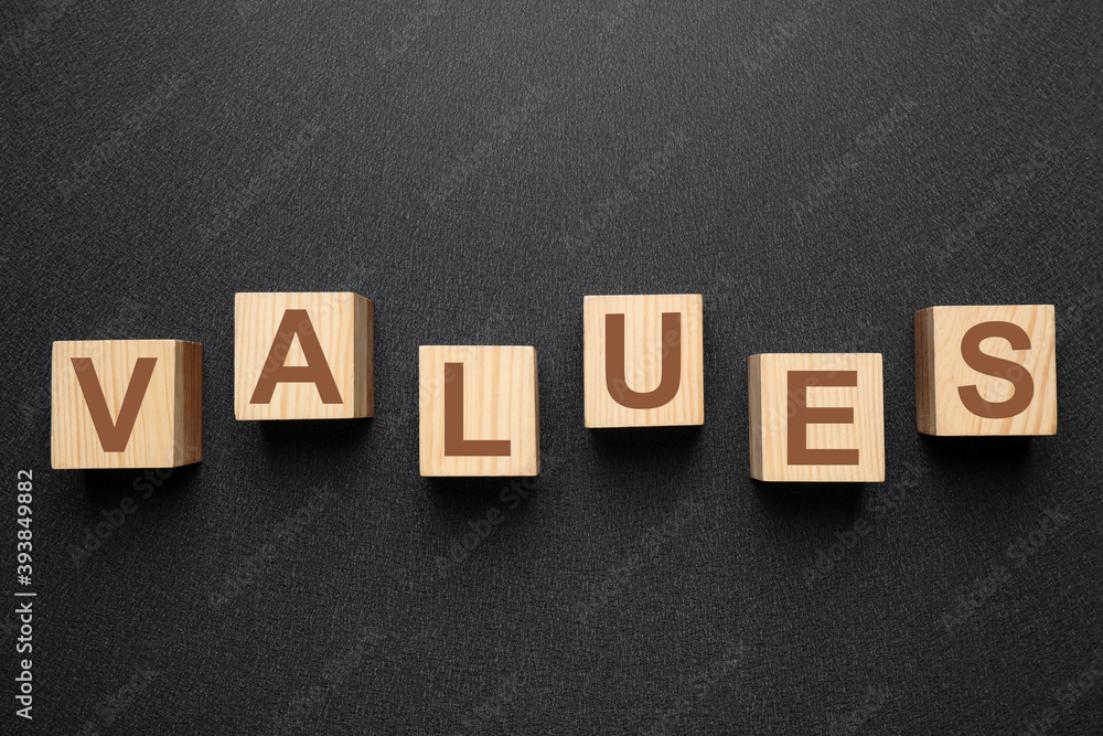Obraz premium Wooden cubes with word VALUES on black background, flat lay