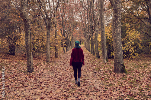 Chica caminando de espaldas en un parque  © AnaMara