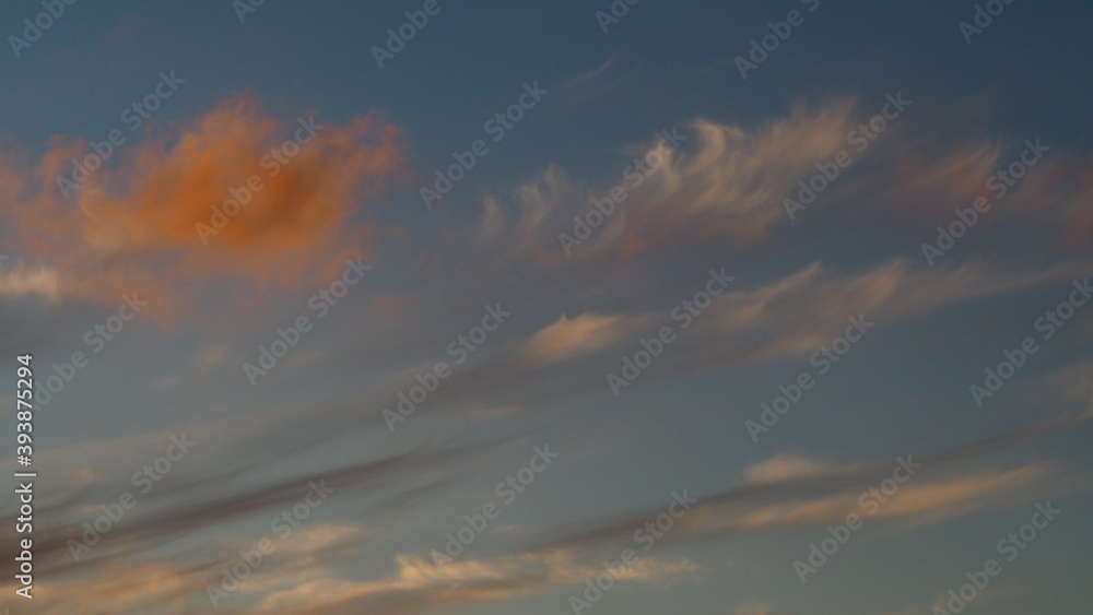 Fototapeta premium Traînées de petits Cirrus pendant le crépuscule