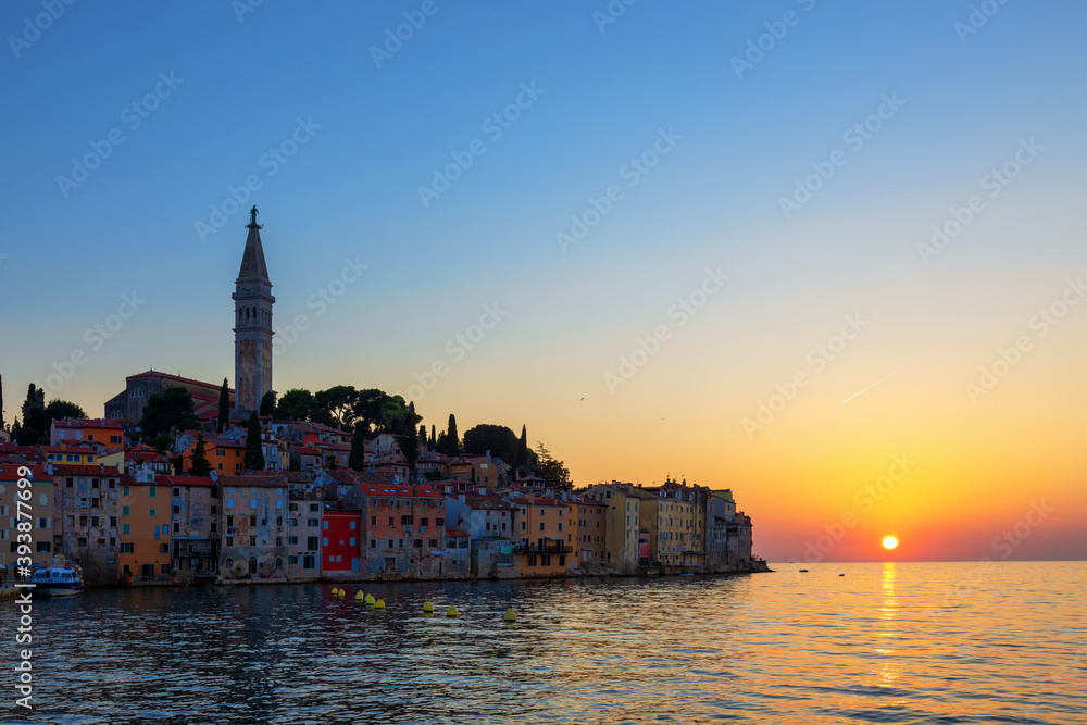 Aussicht auf die Altstadt von Rovinj in Kroatien zum Sonnenuntergang