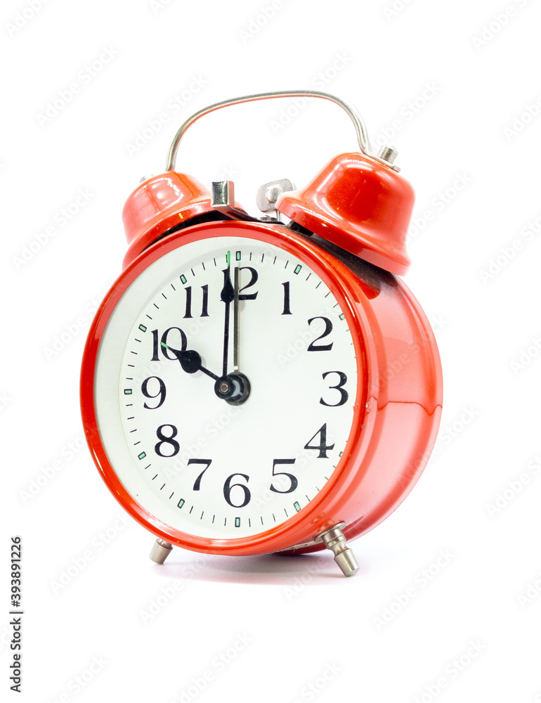 Roter Wecker steht auf zehn Uhr vor weißem Hintergrund Roter Wecker steht auf zehn Uhr vor weißem Hintergrund