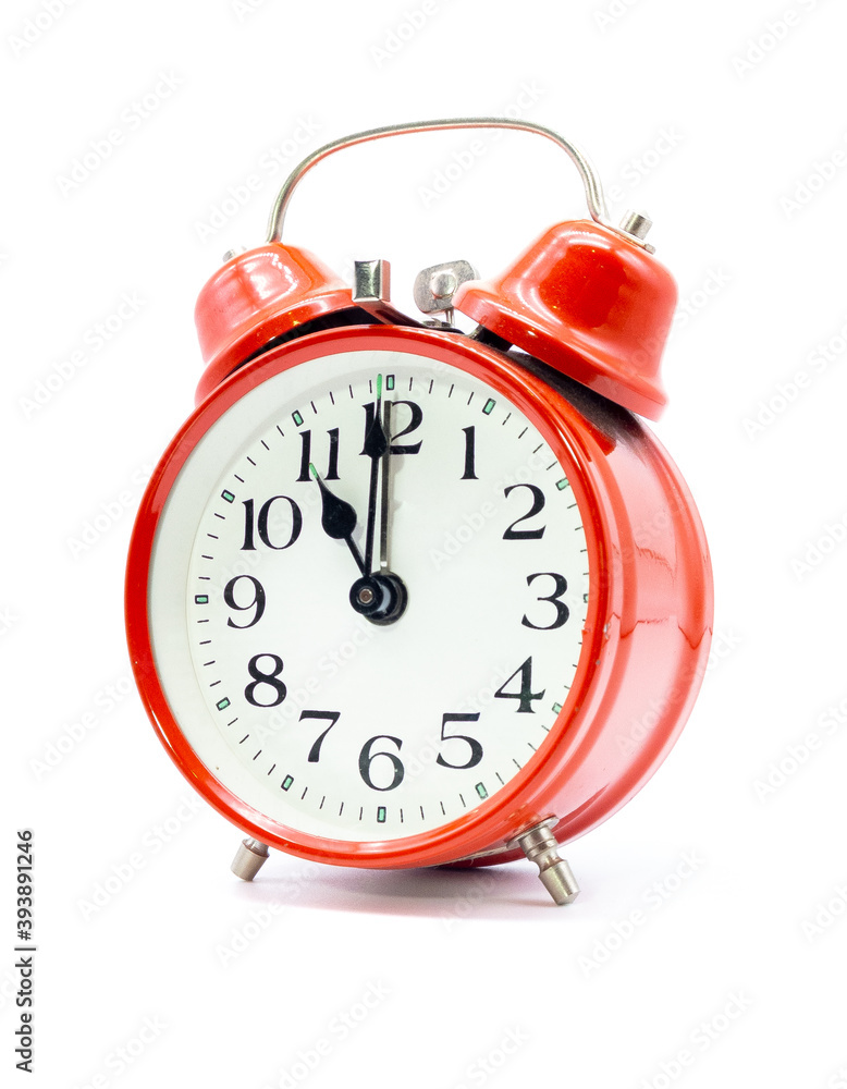 Roter Wecker steht auf elf Uhr vor weißem Hintergrund Roter Wecker steht auf elf Uhr vor weißem Hintergrund