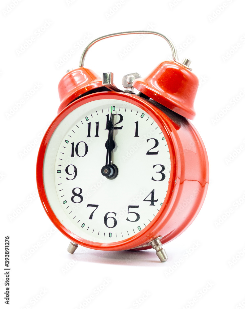 Roter Wecker steht auf zwölf Uhr vor weißem Hintergrund Roter Wecker steht auf zwölf Uhr vor weißem Hintergrund