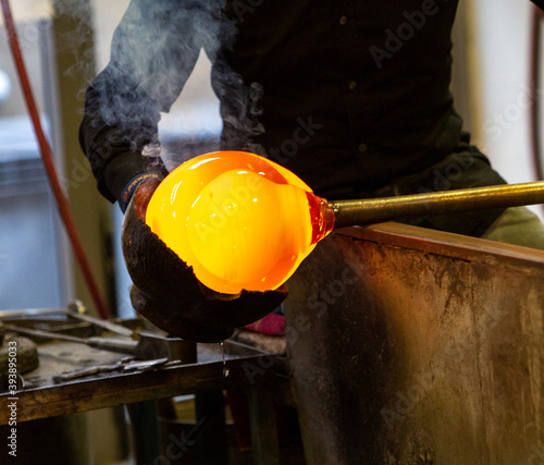 lavorazione vetro murano photo